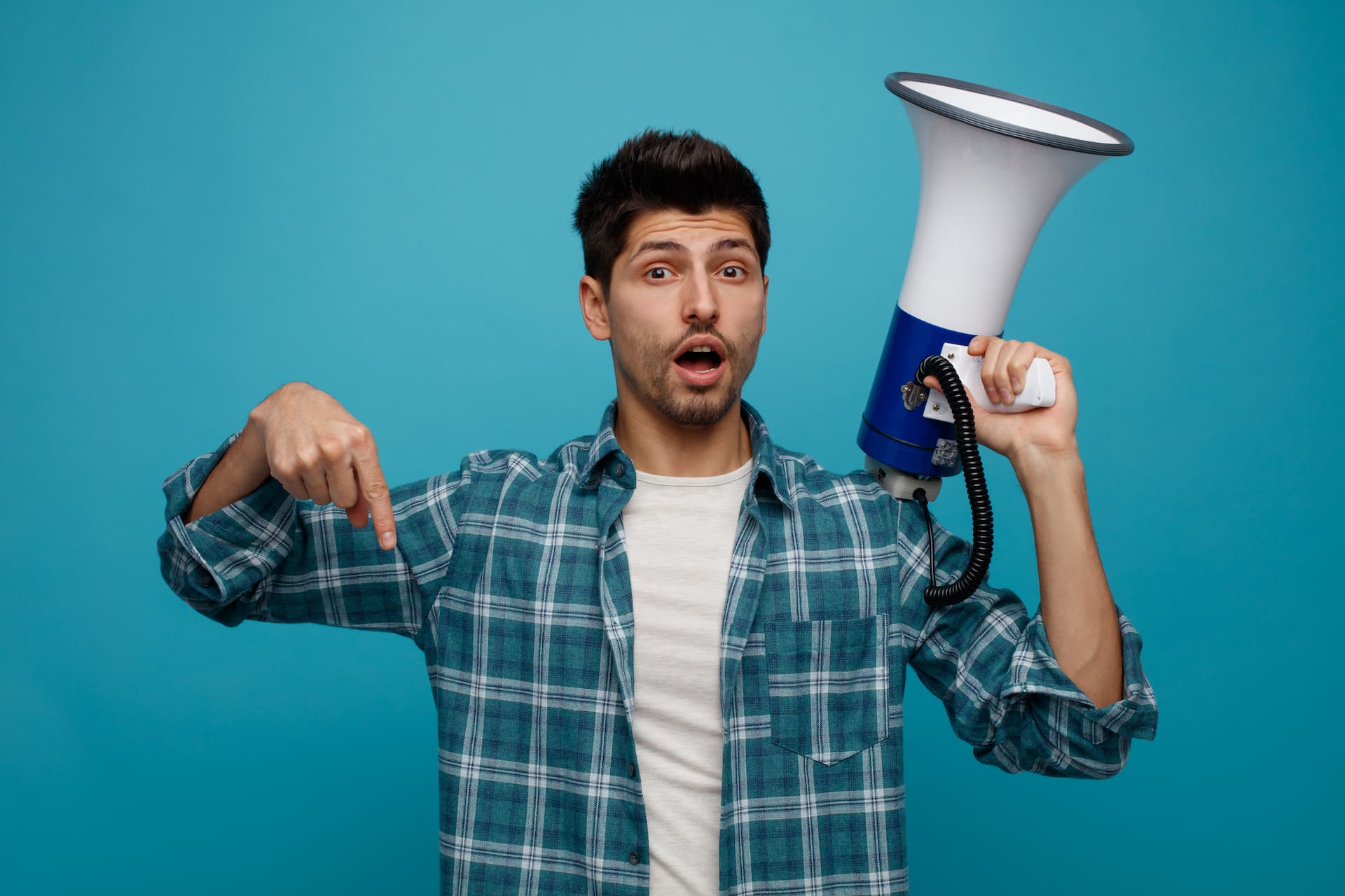 best-3d-modeler-in-kerala-front-view-of-the-young-man-who-holding-speaker-in-his-left-hand-and-his-right-hand-pointing-down